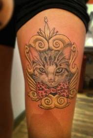 Gato de cor coxa con patrón de tatuaxe de arco
