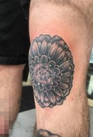 Die geometriese element plantmateriaal blomme tattoo foto