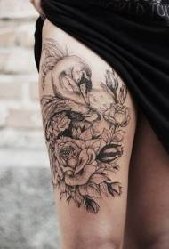 Udo czarno szary biały łabędź i wzór róży tatuaż