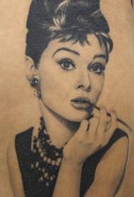 Realistiese swart en wit pragtige Audrey Hepburn portret dy tatoeëringpatroon