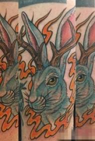Malowany obraz tatuażu królika na nogach dziewczynki