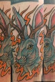 Immagine di tatuaggio di coniglio dipinto sulle gambe della ragazza
