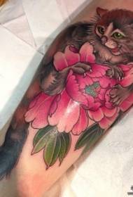 Bedrena mačka tradicionalni cvijet božura europski i američki uzorak tetovaža