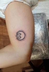 Schoolmeisje dijen op zwarte prikken eenvoudige lijnen kleine symbool tattoo foto's