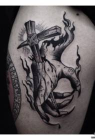 Узорак тетоваже крижног бедара у тамном руку