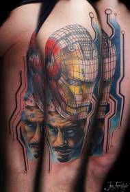 Kaciga oslikana bedrima i realističan uzorak tetovaže muškog portreta