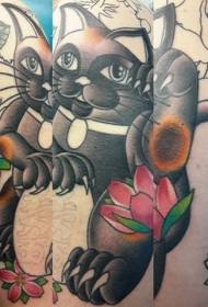Modello di tatuaggio coscia, stile giapponese, gatto fortunato e fiore di ciliegio