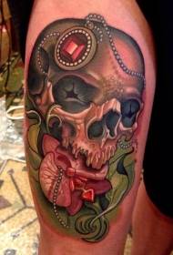 Crani de color de la cama amb motius de tatuatges en joies