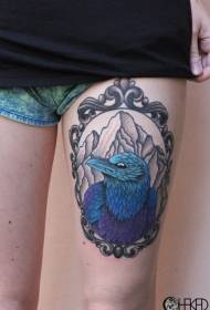Flicka lår rolig färgglada fågel prick tatuering mönster