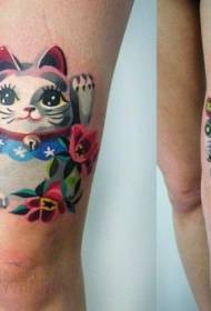 Bellissimo disegno del tatuaggio del gatto che richiama le gambe