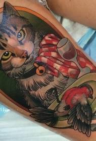 Chat drôle de cuisse avec motif de tatouage d'oiseau sur une assiette