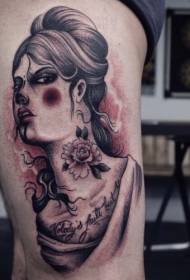 Modello di tatuaggio di coscia donna in frassino nero con lettere e fiori