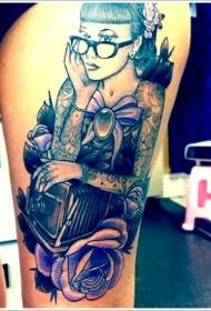 Muller bonita de cor realista co co patrón de tatuaxe de cámara antiga
