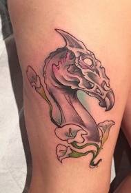 Cosce con fiori dipinti e motivo del tatuaggio del drago