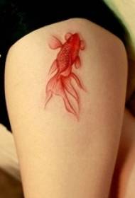 Tattoo vajzë e kuqe kallamare në kofshë të pikturuar tatuazh të kuq tatuazh kallamishte të kuqe