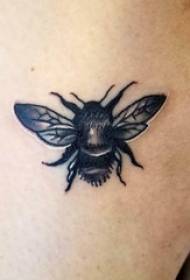 Ithanga lomfana omncane we-bee tattoo esithombeni esincane se-bee bee