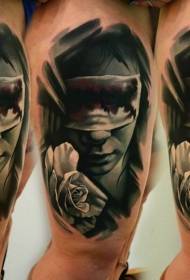 Noga w nowym stylu realistyczny tatuaż róży i kobiety