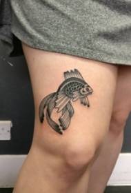 Ink Goldfish Tattoo Girl Goldfish Gold Tattoo Bild op den Oberschenkel