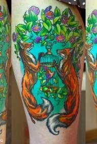 Šlaunų spalvos lapė su paukščių narvu ir gėlių tatuiruotės modeliu