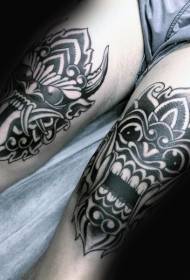 Espectacular patró de tatuatge de genoll amb màscara de diable en blanc i negre