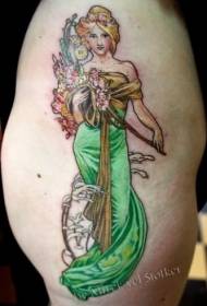 Stehno maľovala krásna žena s kvetinovým vzorom tetovania
