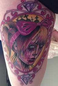 Ženska s krvavitvijo stegen z črkami in diamantnim vzorcem tatoo