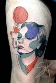 Reka bentuk aneh dan warna tato potret wanita potret merokok