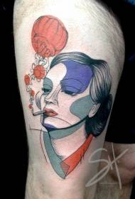 Foto di tatuaggi con ritratto di donna dal design strano e dai colori accesi