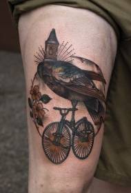 Augšstilbu krāsas putns ar velosipēdu tetovējuma modeli