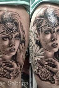 Piko hiako pango me te tauira tattoo wahine ataahua