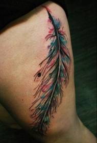 Татуировка с перьями на бедре