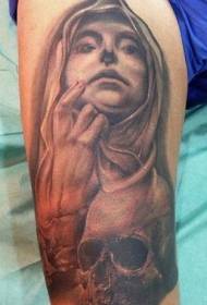 Mystisk sort og hvid skræmmende kvinde med tatovering af tatovering