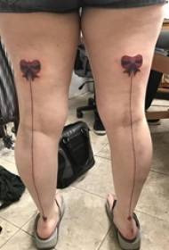 tatuazhi ilustrim kofshën e vajzës në foto me tatuazh me hark të ngjyrosur