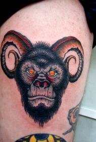 Modeli i tatuazhit orangutan djallëzor me brirë gjatë shkollës së vjetër