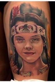 Bedreni indijski djevojka portret šareni uzorak tetovaža