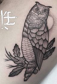 Oberschenkel Eule Linie Stichel Tattoo Muster