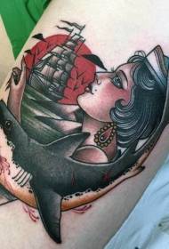 Цвет руки старой женщины моряка с татуировкой акулы