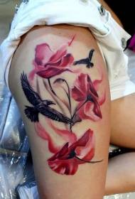 Papavero rosso e modello di tatuaggio coscia di corvo nero
