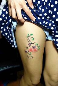 Tatuaggio di Dongguan Show Picture Prince Dragon Tattoo Works: Bellezza Coscia Tattoo Fiore