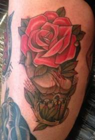 Oberschenkel Hand Rose Tattoo Muster