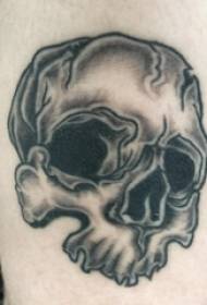 cráneo tatuaje chica negro ceniza tatuaje foto en el muslo