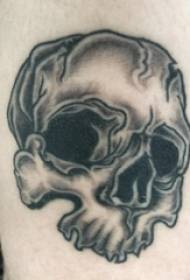 teschio tatuaggio ragazza cenere nera foto tatuaggio sulla coscia