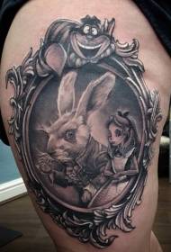 Татуировка с изображением портрета Алисы и кролика