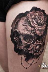 Stehno realistický štýl čiernej a bielej lebky a ruže tetovanie vzor