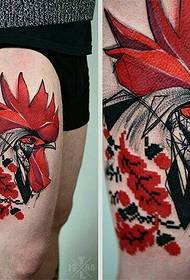 Бедро, европски и амерички петао, обојани узорком тетоважа