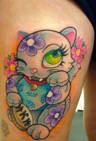 Wspaniały szczęśliwy kot i kwiat japoński wzór tatuażu w kolorze ud