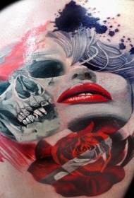 Nudažytas tikroviškas šlaunų moterų kaukolės ir rožių tatuiruotės modelis