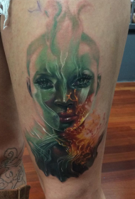 Колір стегна неймовірні жінки з візерунком татуювання полум'я