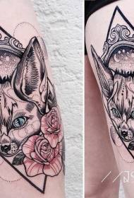 Uewerschenkel nei Schoulfaarf Fuuss mat rose geometreschen Tattoo Muster