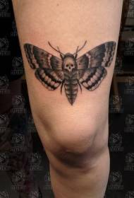 Stehenná čierna lebka kombinácia motýľového tetovania